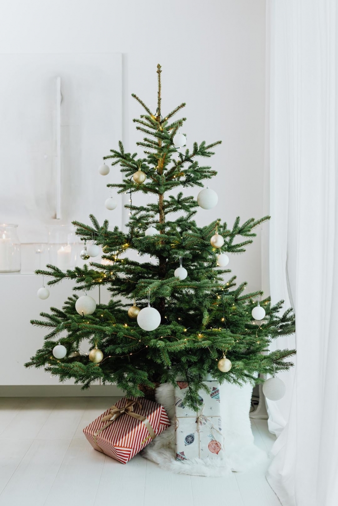 Idee zum Christbaum oder Weihnachtsbaum schmücken in klassischem Winter-Weiß - Beispiel zum Weihnachtsbaum richtig schmücken