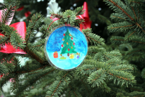 93 Prozent der Deutschen beabsichtigen zum Weihnachtsfest 2021 wieder einen Weihnachtsbaum aufzustellen. Dabei schlägt das Pendel zugunsten des natürlich gewachsenen Grüns aus, welches gerade den Kleinen eine große Freude bereitet.
