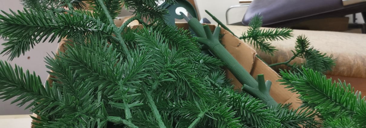 Plastikbaum auf dem Sperrmüll