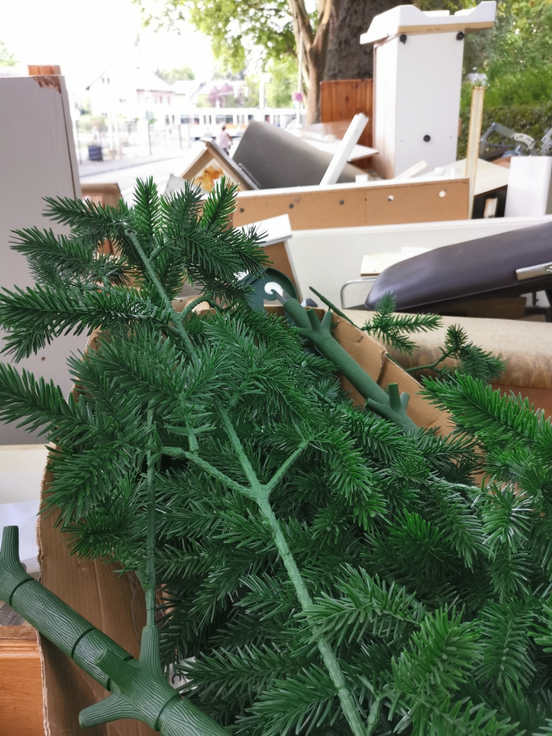 Plastikbaum auf dem Sperrmüll